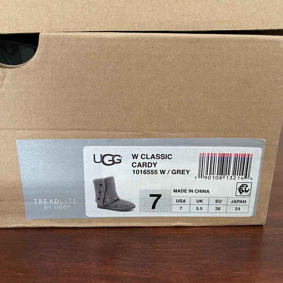 UGGS Size 7 🎁FREE GIFTS - Picture 13 of 14